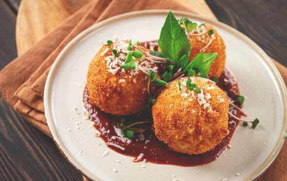 Arancini: la receta de las bolitas de arroz rellenas con queso