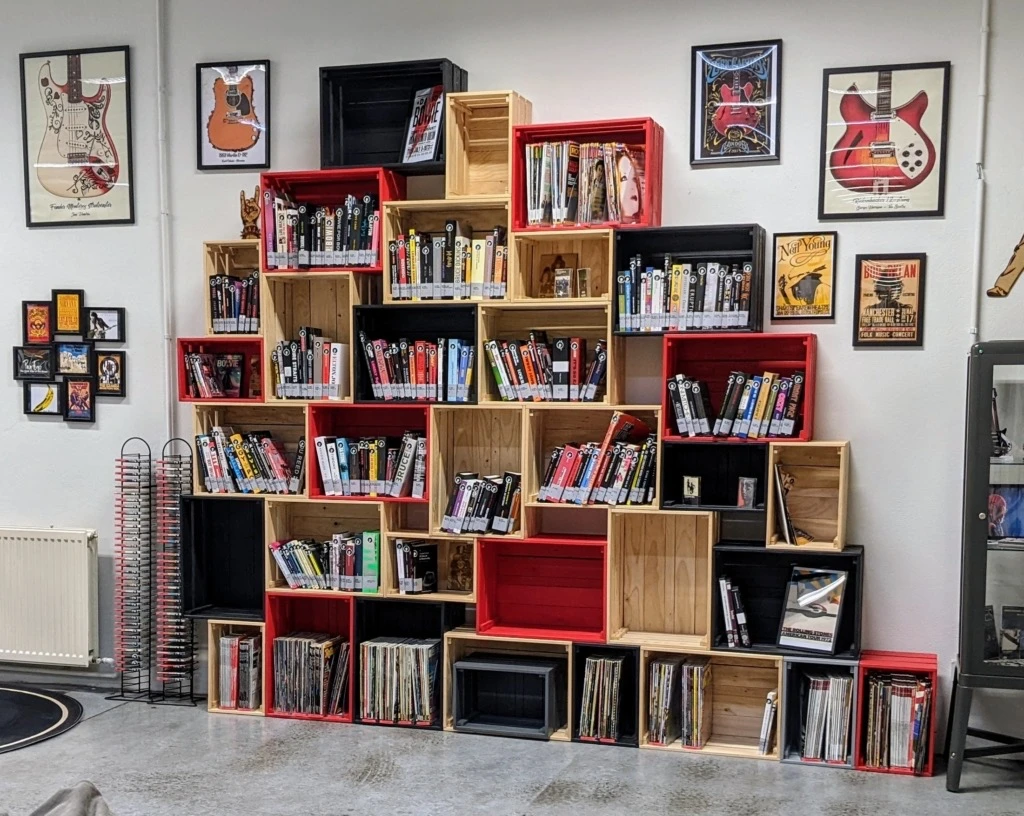 Lo recomendable es alternar estantes altos y bajos para poder acomodar según la altura.