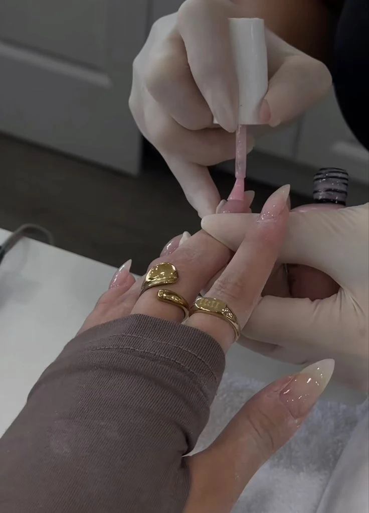 Te sacaste el semi y tu uña está verde: qué pasó y cómo lo podés evitar