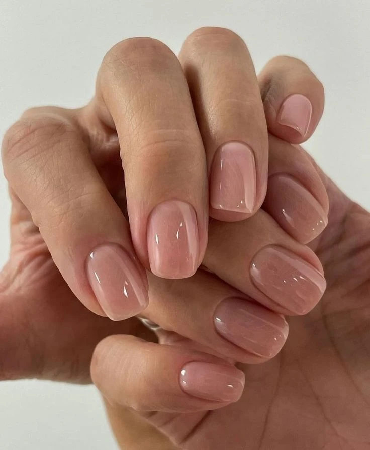 Uñas de jabón: el estilo minimalista que aman las famosas y arrasa en redes