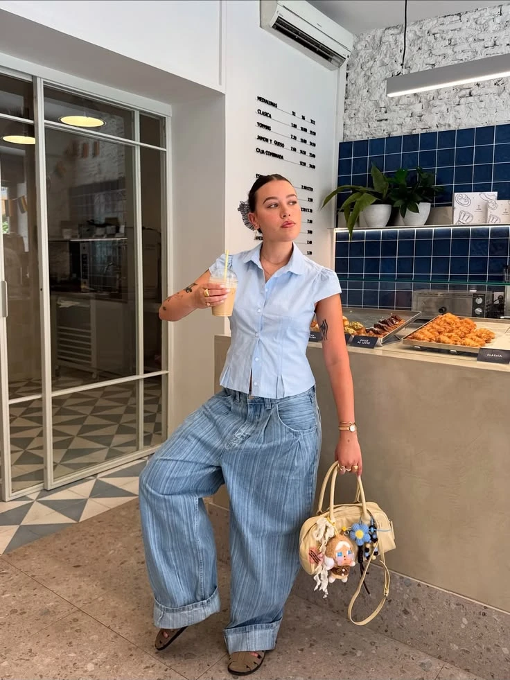 Es una camisa minimalista.