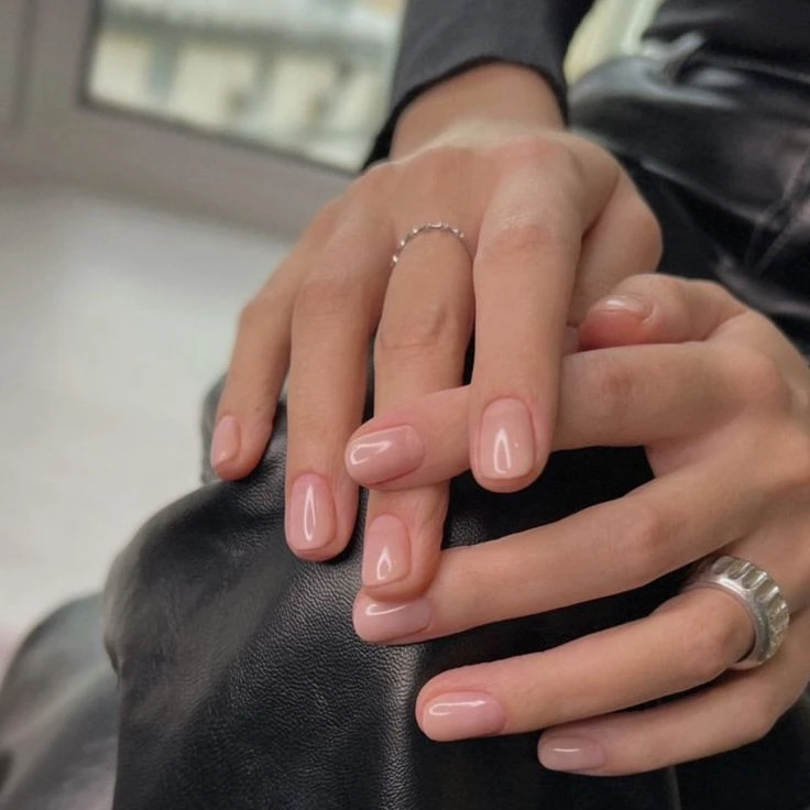 Uñas de jabón: el estilo minimalista que aman las famosas y arrasa en redes