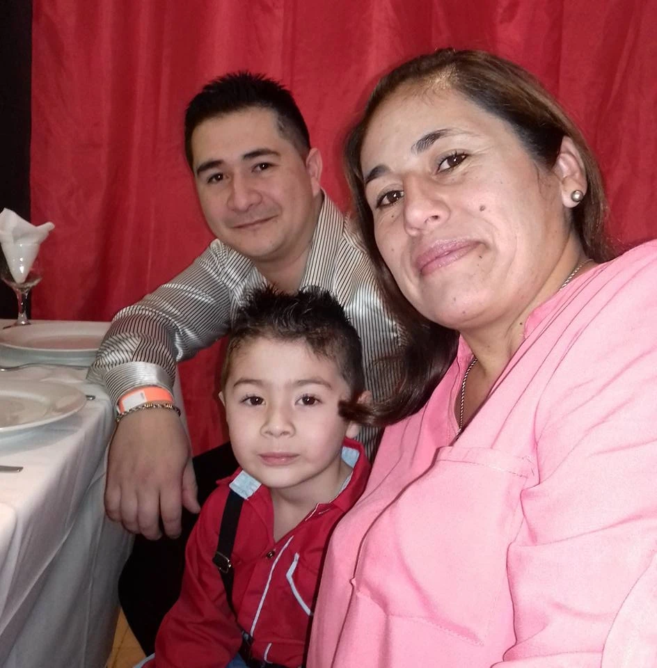 Ian con su mamá y su papá cuando era chico