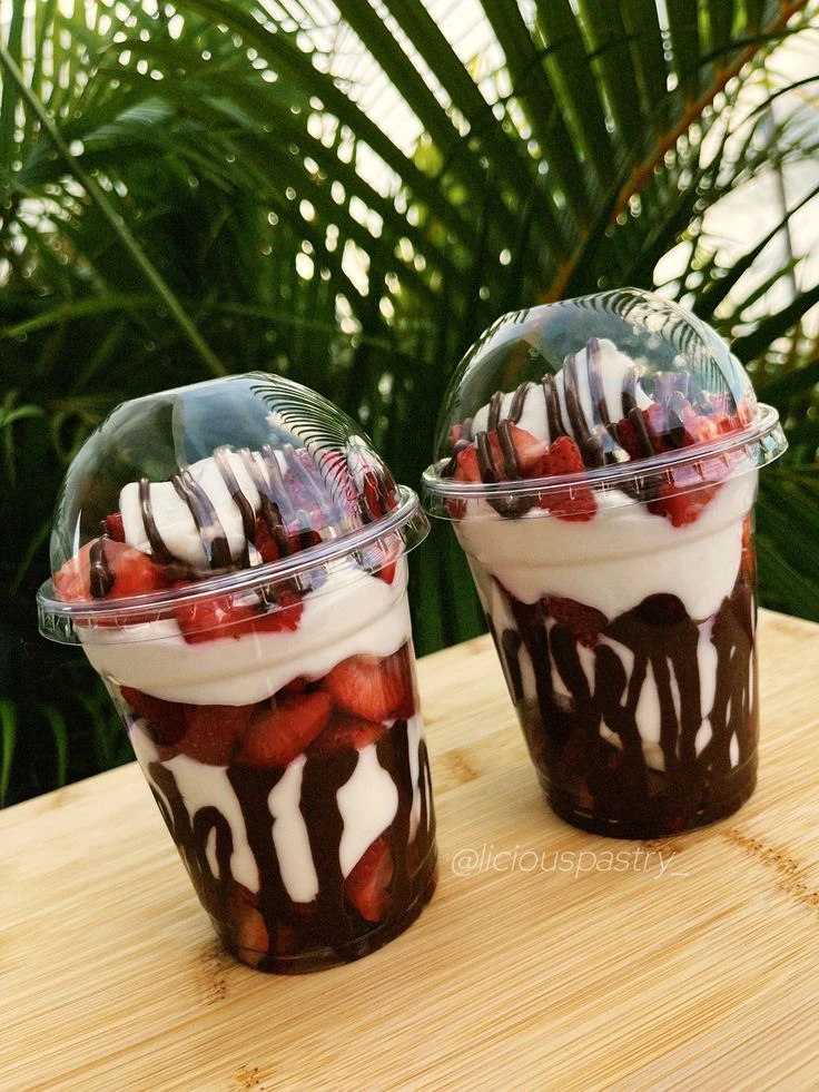 Postre express: la receta de las frutillas con crema y chocolate listas en minutos