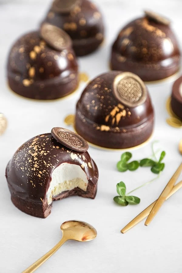 Bombón de chocolate relleno de crema: la receta del postre con sorpresa irresistible

