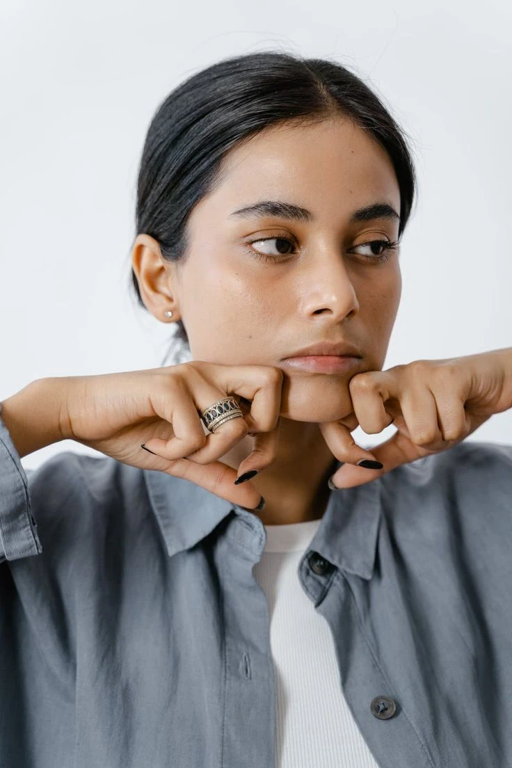 Rutina de 5 minutos que recupera tu expresión: guía de Yoga facial para resetear tu rostro en casa