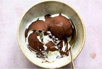 Bombón de chocolate relleno de crema: la receta del postre con sorpresa irresistible

