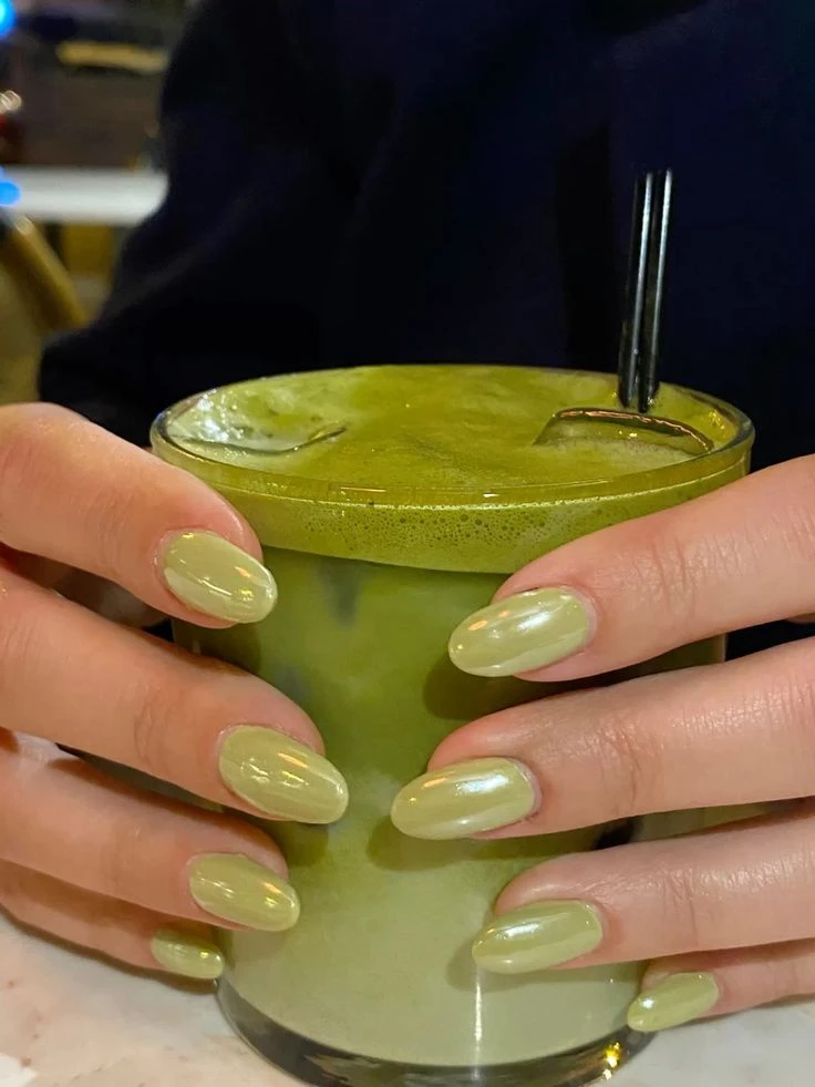 El auge del matcha influyó en esta manicura.