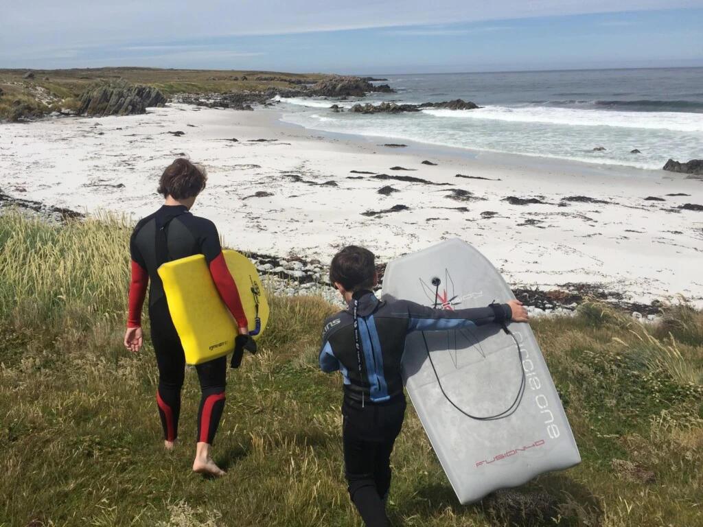 Los hijos de María también practican surf en Malvinas