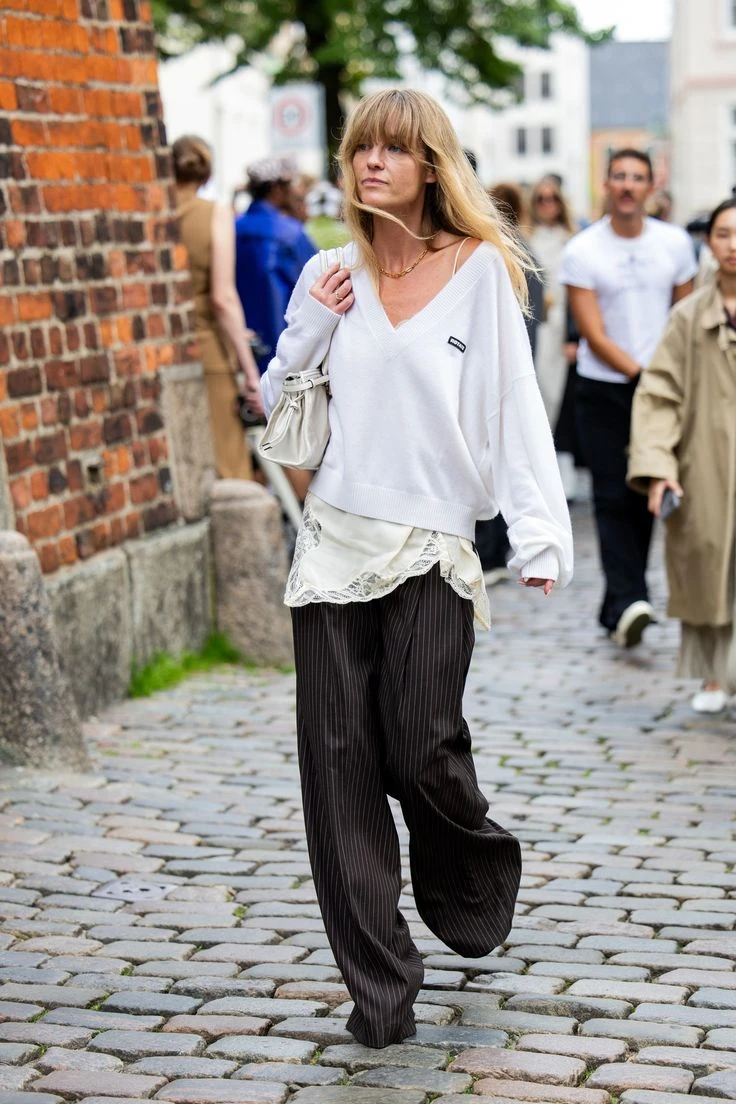 Looks de entretiempo: claves para combinar básicos con estilo