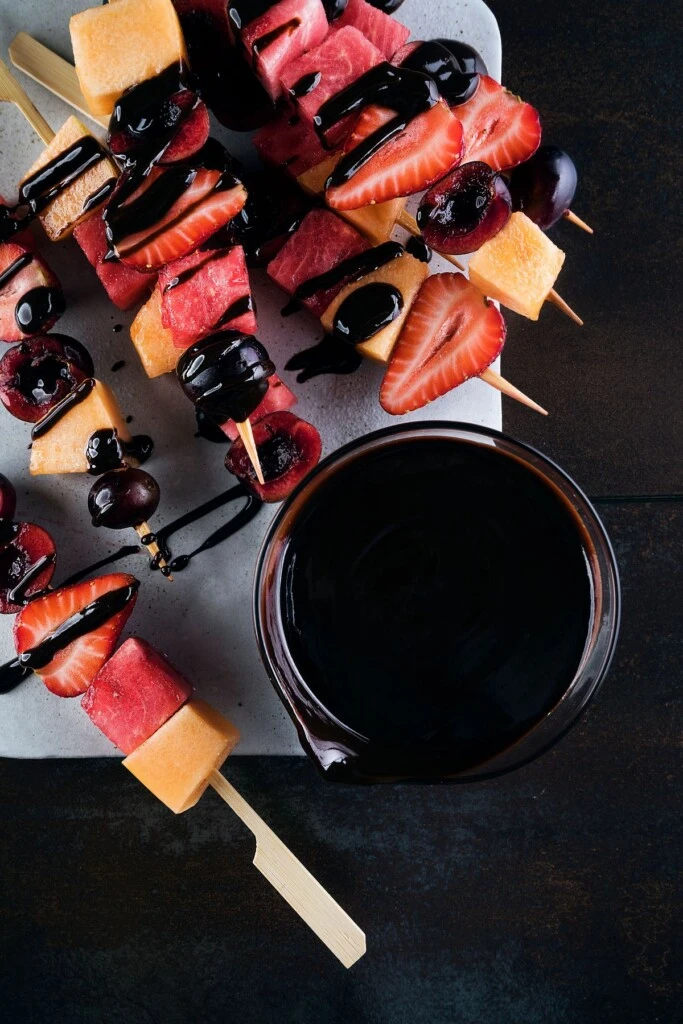 Brochettes de fruta con chocolate: la receta fácil y rápida para un postre fresco

