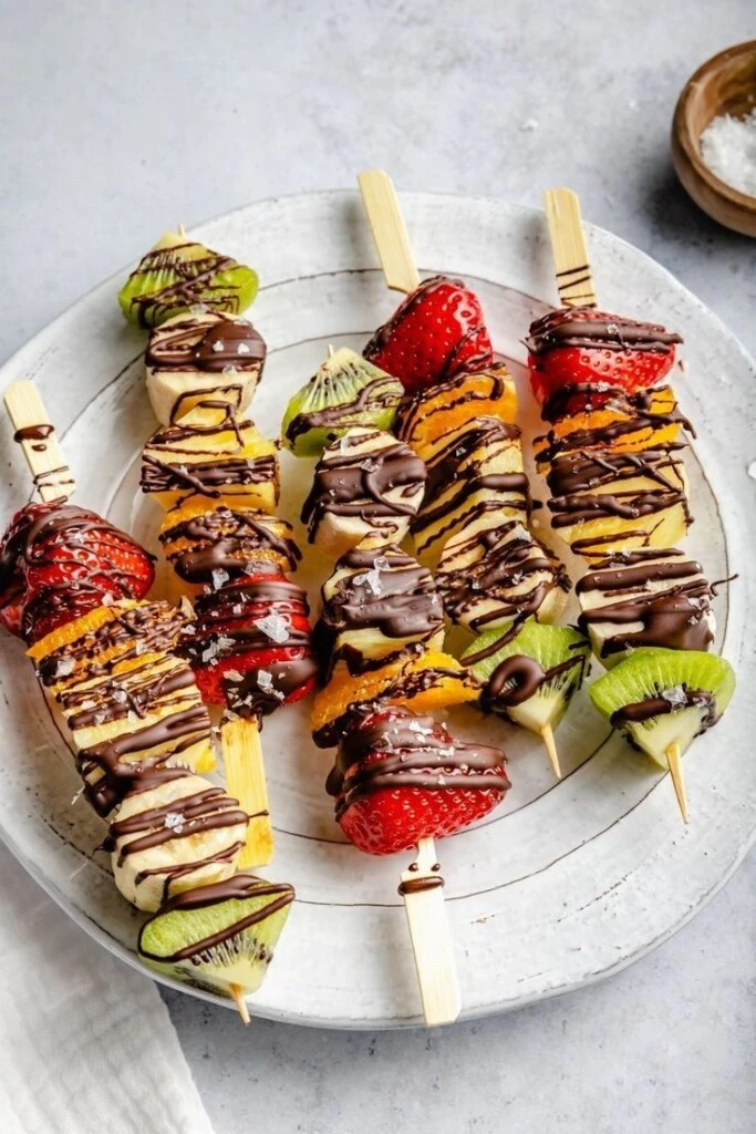 Brochettes de fruta con chocolate: la receta fácil y rápida para un postre fresco

