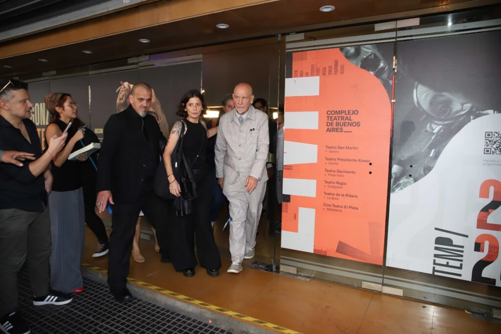 Malkovich a la salida del teatro.