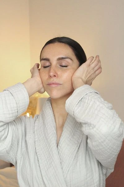Rutina de 5 minutos que recupera tu expresión: guía de Yoga facial para resetear tu rostro en casa