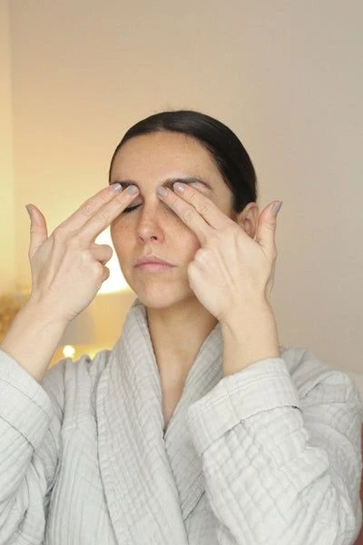 Rutina de 5 minutos que recupera tu expresión: guía de Yoga facial para resetear tu rostro en casa