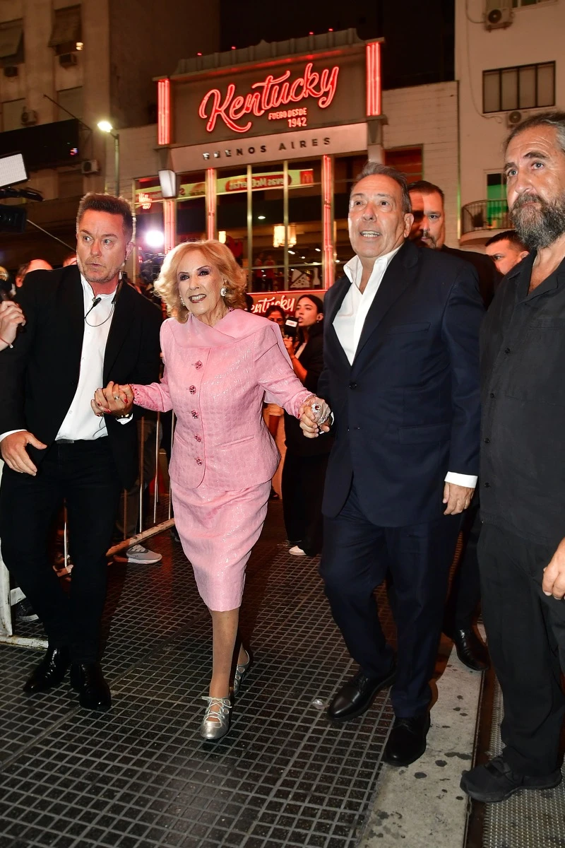 Juana Viale y Mirtha Legrand apostaron al monocolor para una noche de teatro en la calle Corrientes