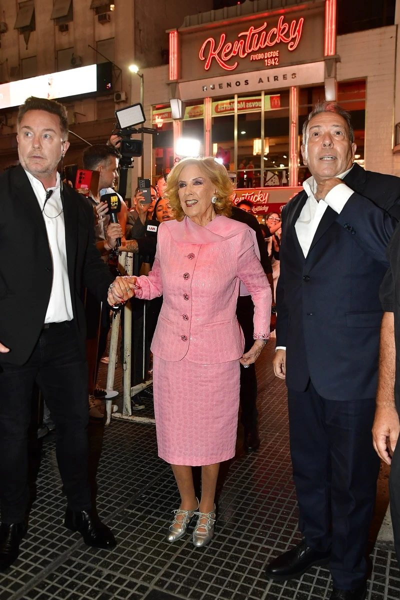 Juana Viale y Mirtha Legrand apostaron al monocolor para una noche de teatro en la calle Corrientes