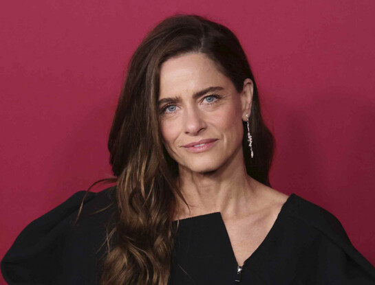 La actriz Amanda Peet habló del año más duro de su vida: fue diagnosticada con cáncer mientras sus padres agonizaban