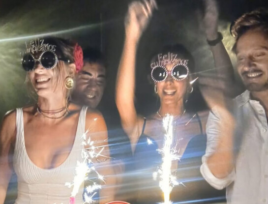 Anita Espasandín celebró sus 42 con su hermana melliza y Benjamín Vicuña: las fotos de la súper fiesta