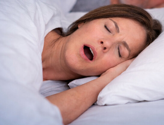 Apnea del sueño: 5 señales de alerta que no deberías ignorar (y cómo tratar este trastorno que afecta a millones)