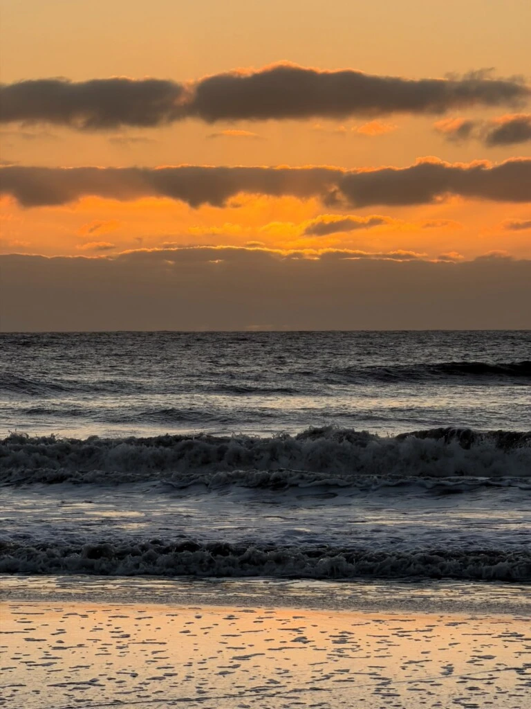 Esperando al solo salir entre nubes y gaviotas