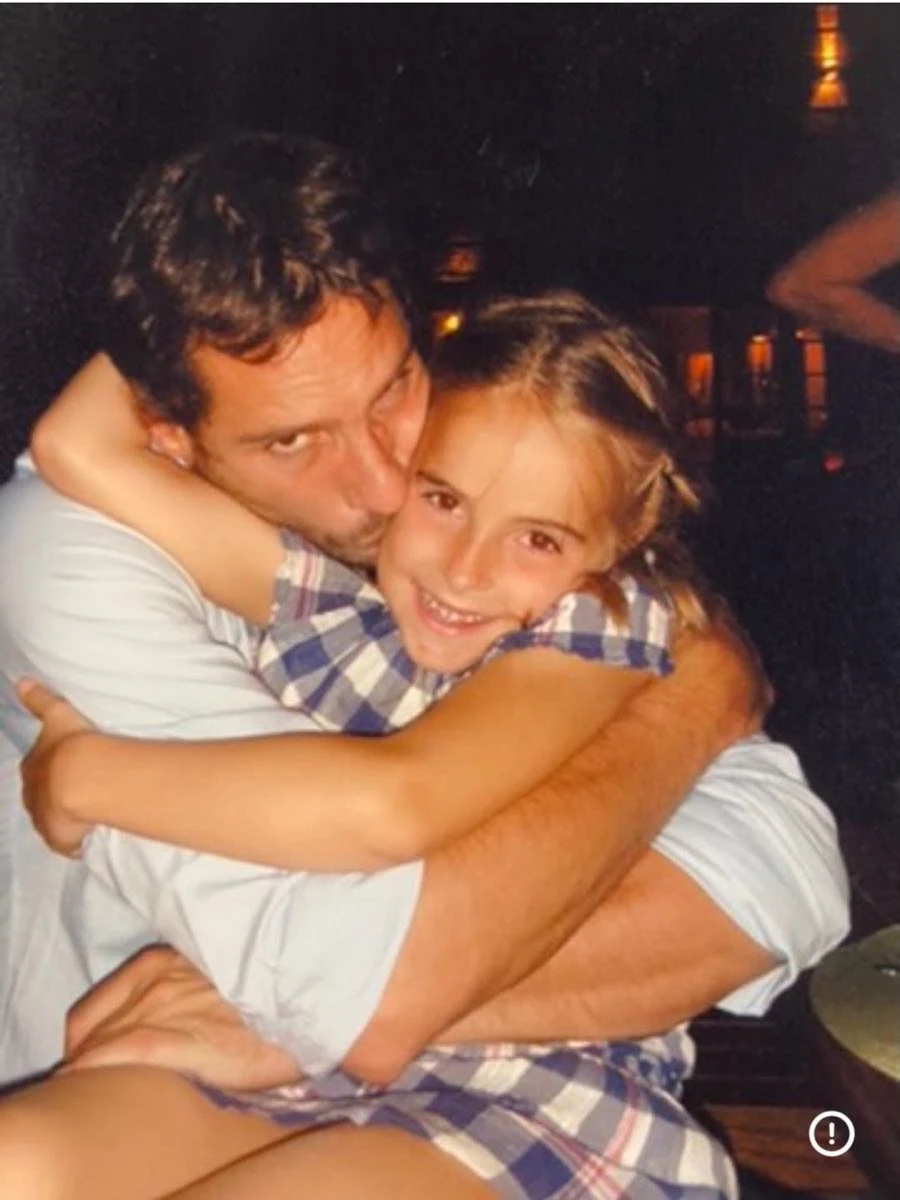 Ámbar junto a Gonzalo Valenzuela, padre de sus medio hermanos. 