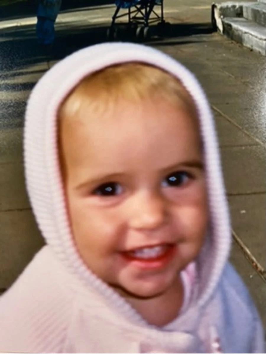 Ámbar de Benedictis de bebé.