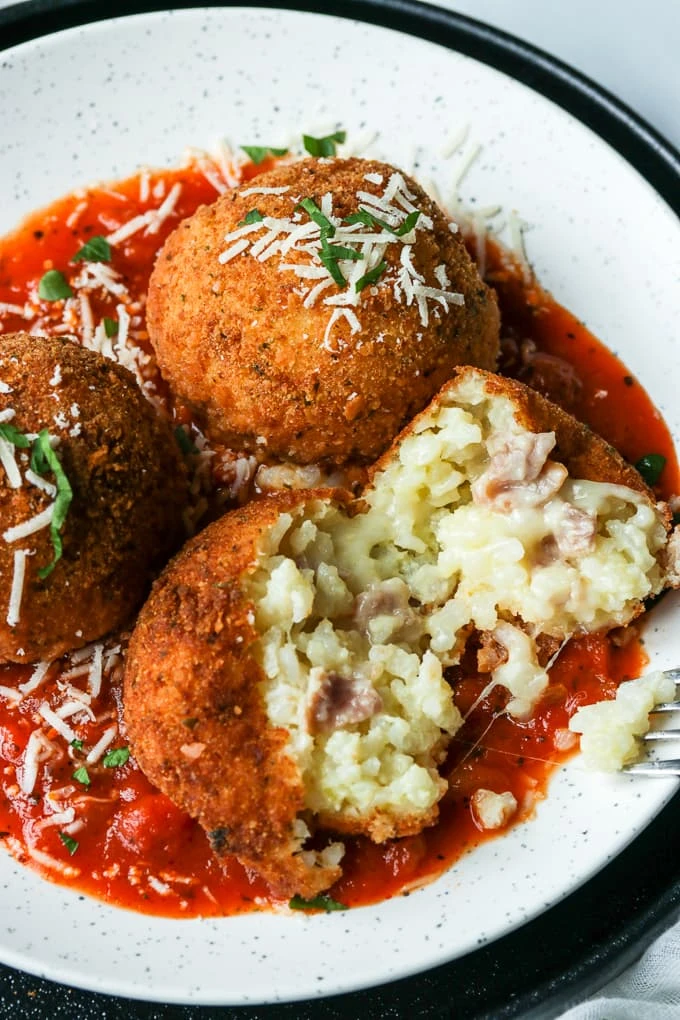 Arancini: la receta de las bolitas de arroz rellenas con queso