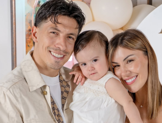 Así fue el primer cumpleaños de Aurora, la hija de Lisandro Martínez y Muriel López: una divertida fiesta con temática floral