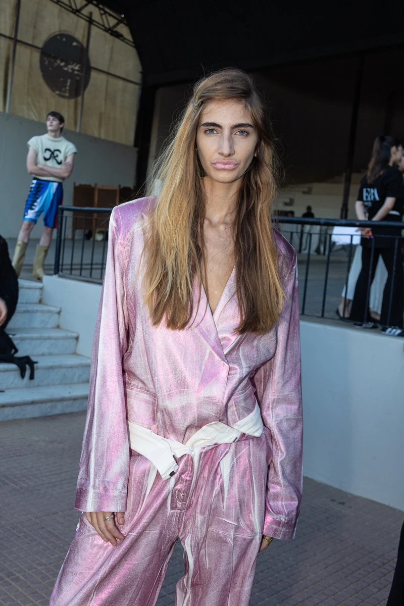 De Crisci sorprendió en la BAFWEEK 2026 con una colección inspirada en el automovilismo y el tuning