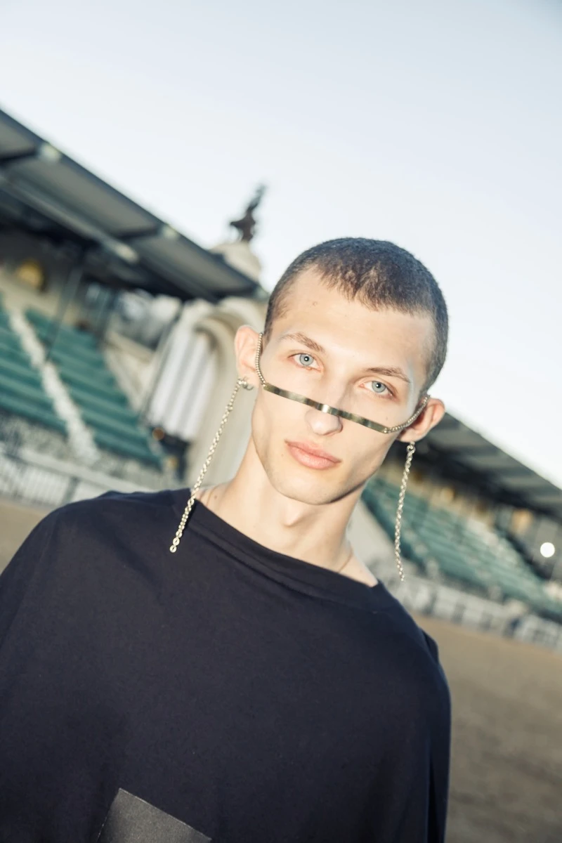 De Crisci sorprendió en la BAFWEEK 2026 con una colección inspirada en el automovilismo y el tuning