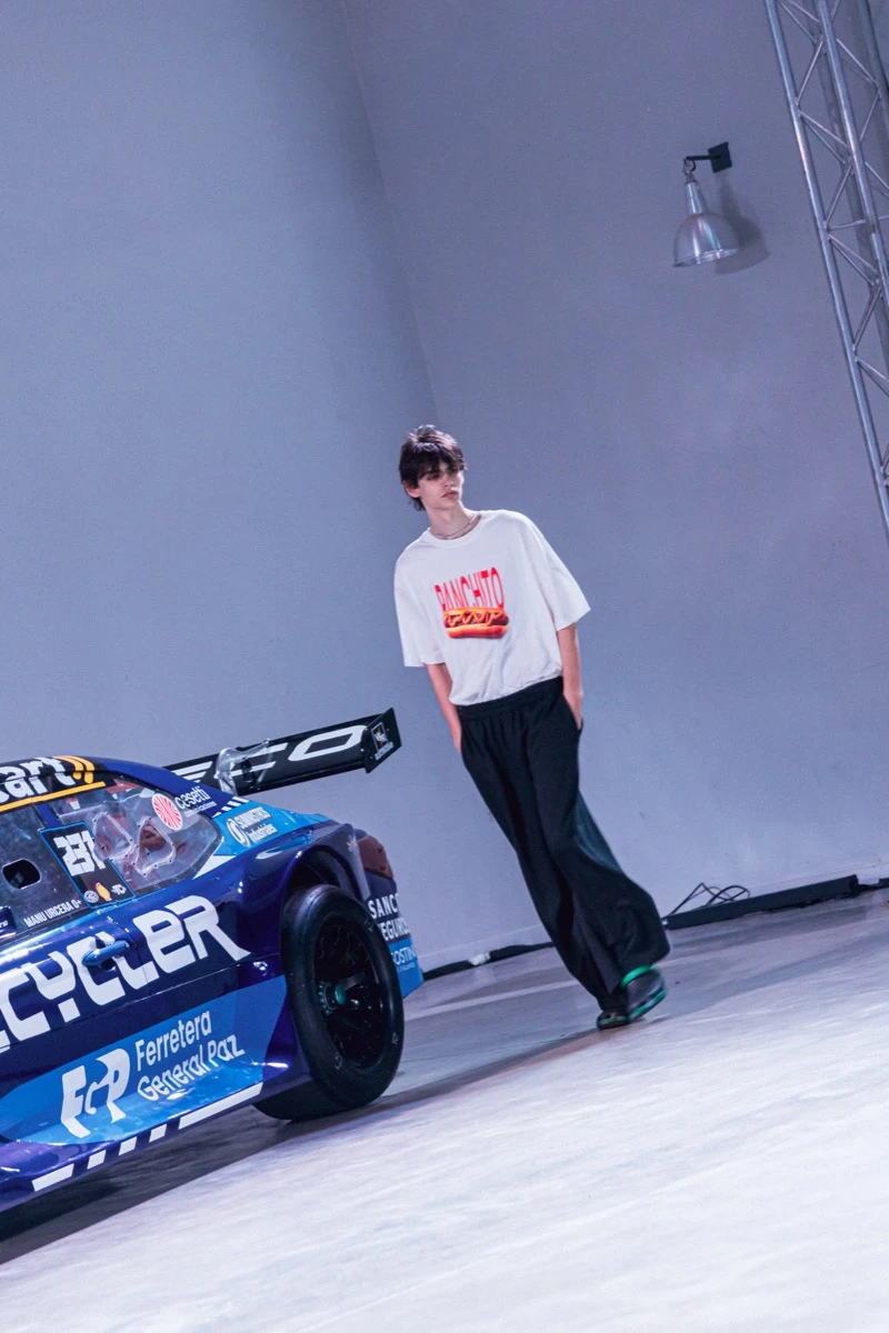 De Crisci sorprendió en la BAFWEEK 2026 con una colección inspirada en el automovilismo y el tuning