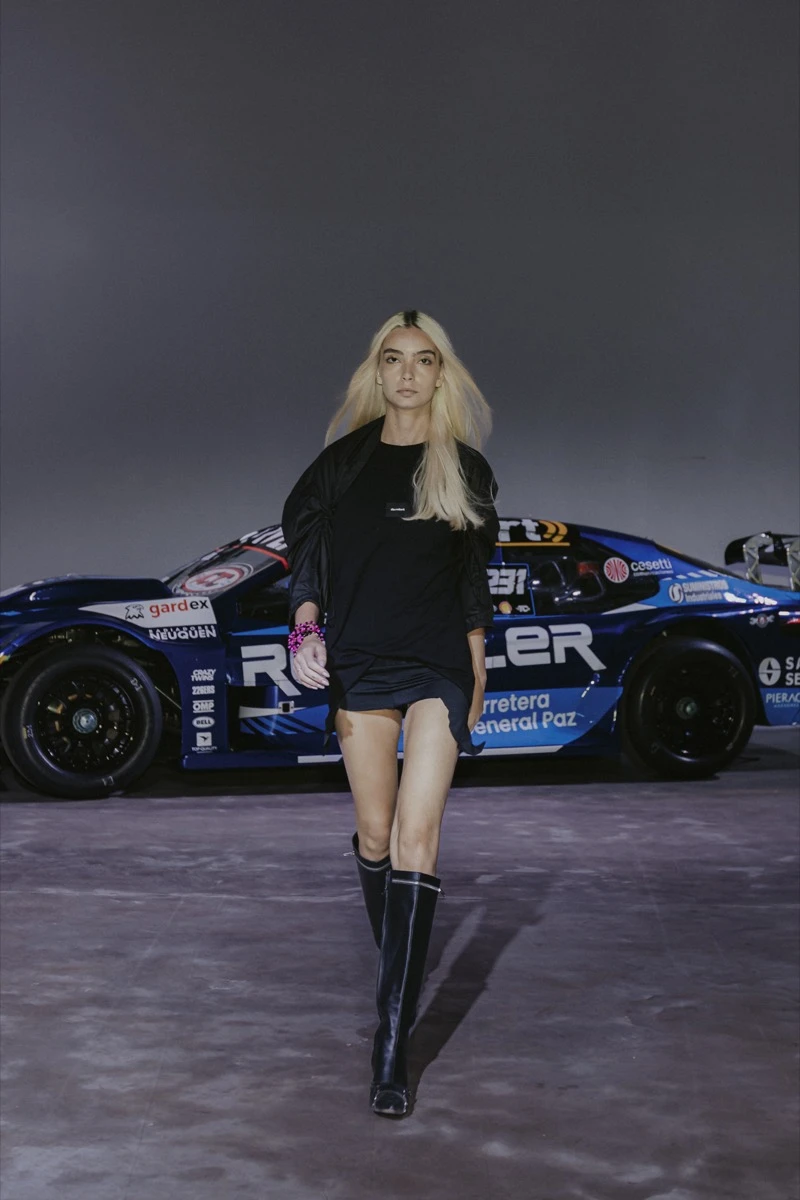 De Crisci sorprendió en la BAFWEEK 2026 con una colección inspirada en el automovilismo y el tuning