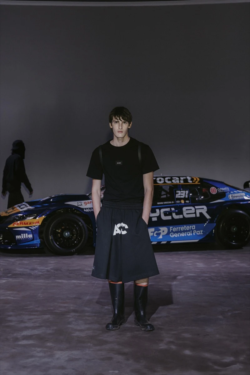 De Crisci sorprendió en la BAFWEEK 2026 con una colección inspirada en el automovilismo y el tuning