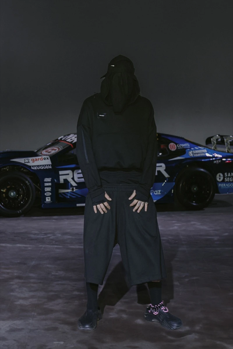 De Crisci sorprendió en la BAFWEEK 2026 con una colección inspirada en el automovilismo y el tuning