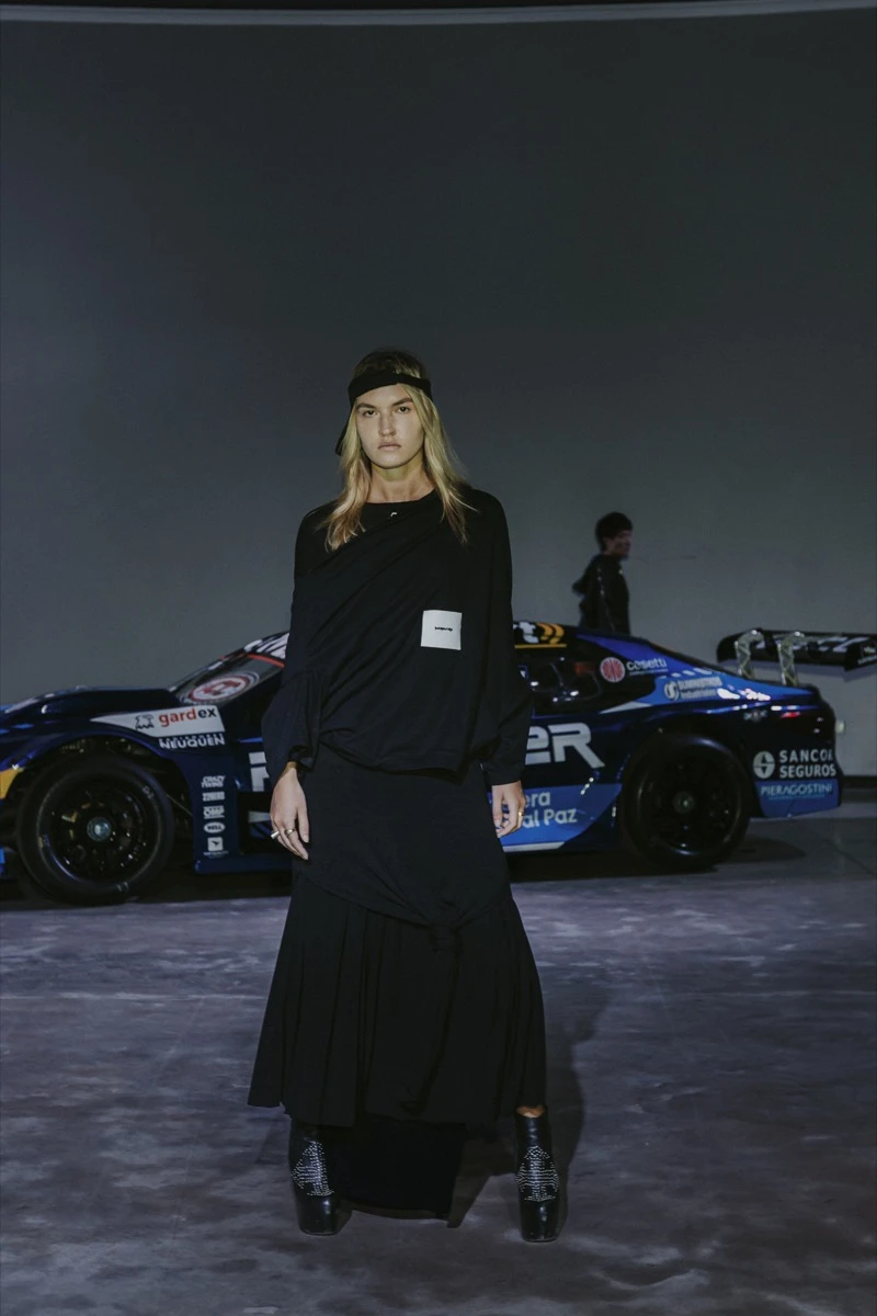 De Crisci sorprendió en la BAFWEEK 2026 con una colección inspirada en el automovilismo y el tuning