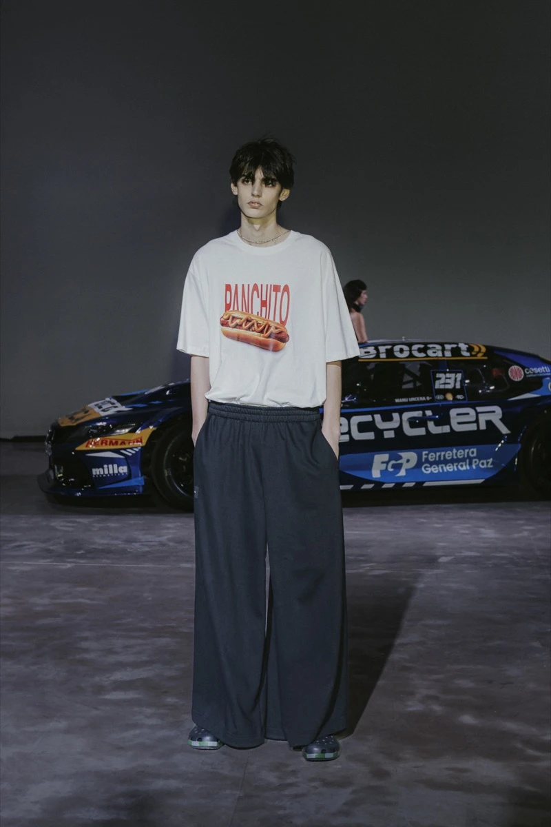 De Crisci sorprendió en la BAFWEEK 2026 con una colección inspirada en el automovilismo y el tuning