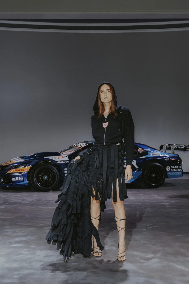 De Crisci sorprendió en la BAFWEEK 2026 con una colección inspirada en el automovilismo y el tuning