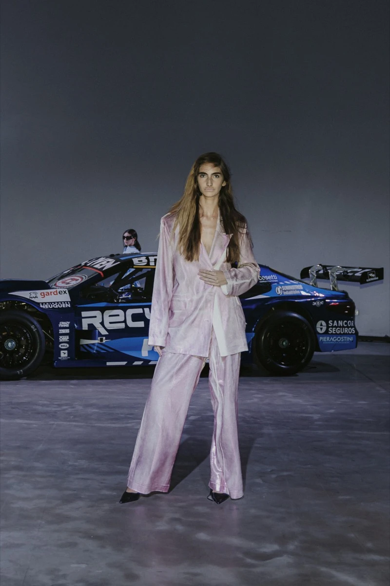De Crisci sorprendió en la BAFWEEK 2026 con una colección inspirada en el automovilismo y el tuning