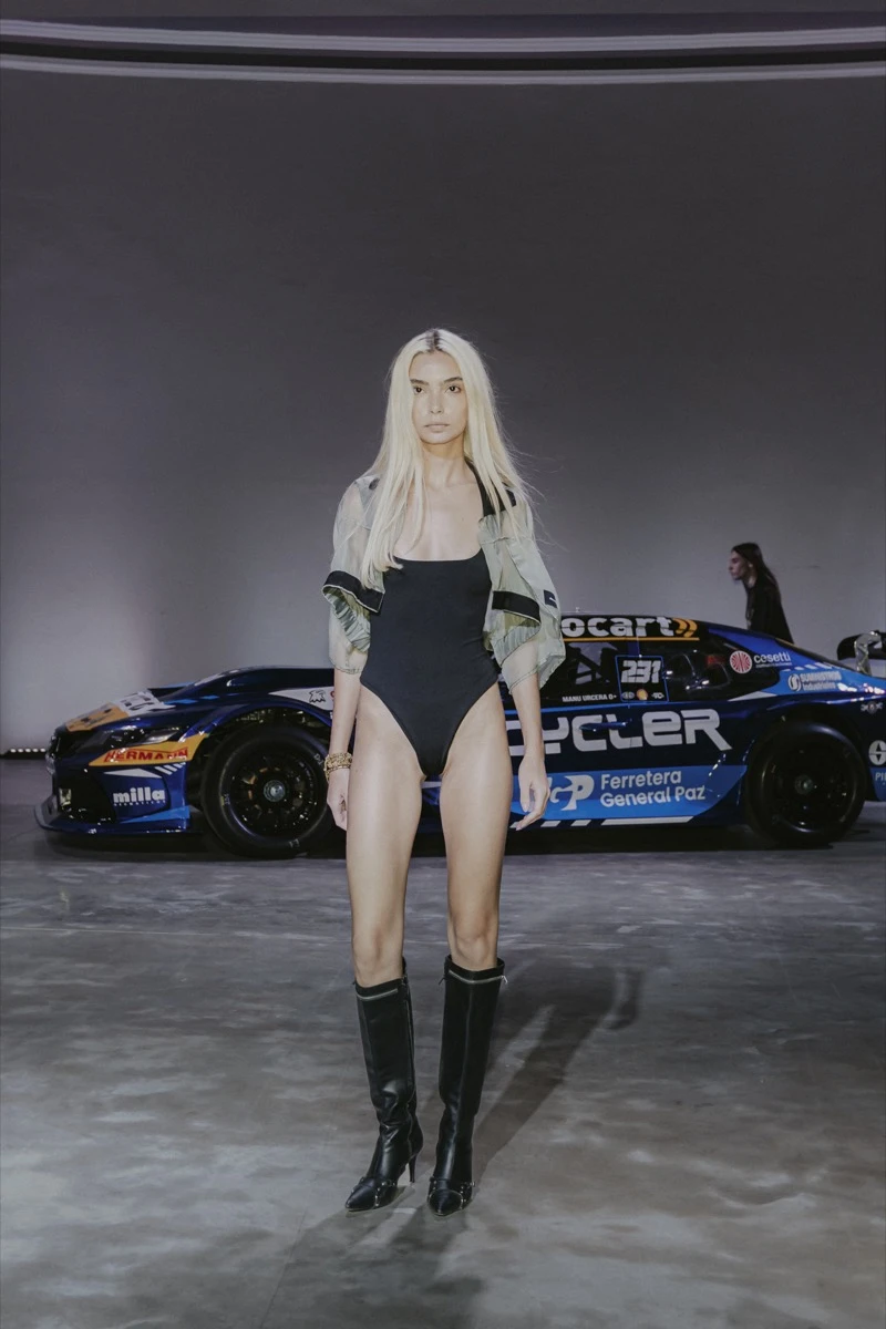 De Crisci sorprendió en la BAFWEEK 2026 con una colección inspirada en el automovilismo y el tuning