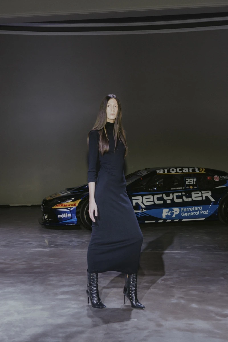 De Crisci sorprendió en la BAFWEEK 2026 con una colección inspirada en el automovilismo y el tuning