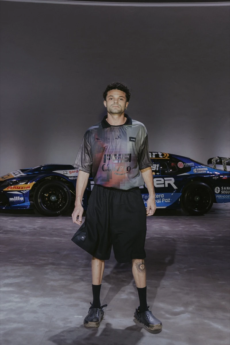 De Crisci sorprendió en la BAFWEEK 2026 con una colección inspirada en el automovilismo y el tuning