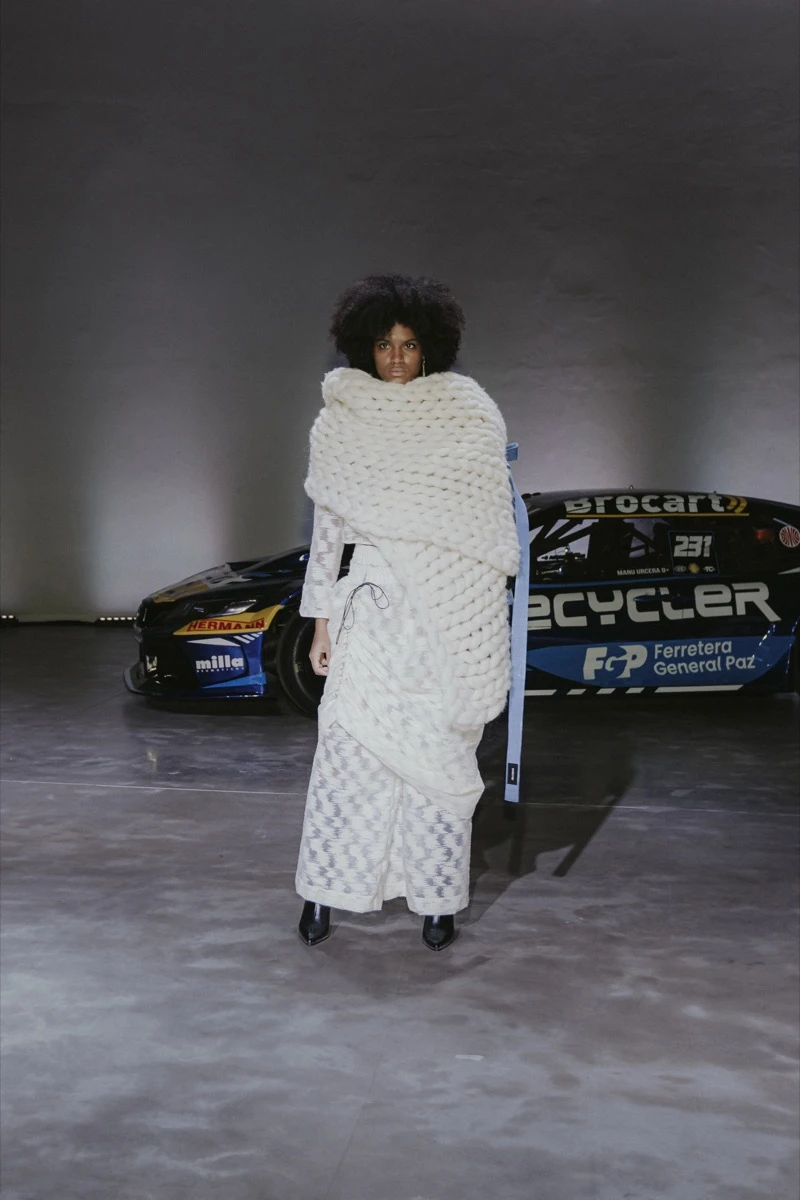 De Crisci sorprendió en la BAFWEEK 2026 con una colección inspirada en el automovilismo y el tuning