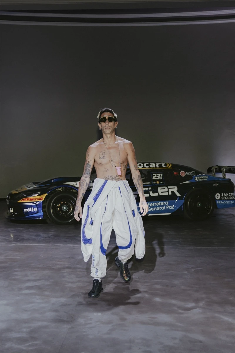 De Crisci sorprendió en la BAFWEEK 2026 con una colección inspirada en el automovilismo y el tuning