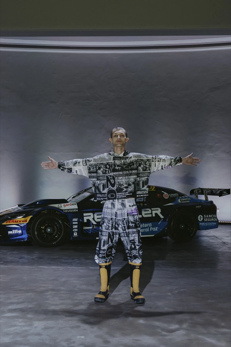 De Crisci sorprendió en la BAFWEEK 2026 con una colección inspirada en el automovilismo y el tuning