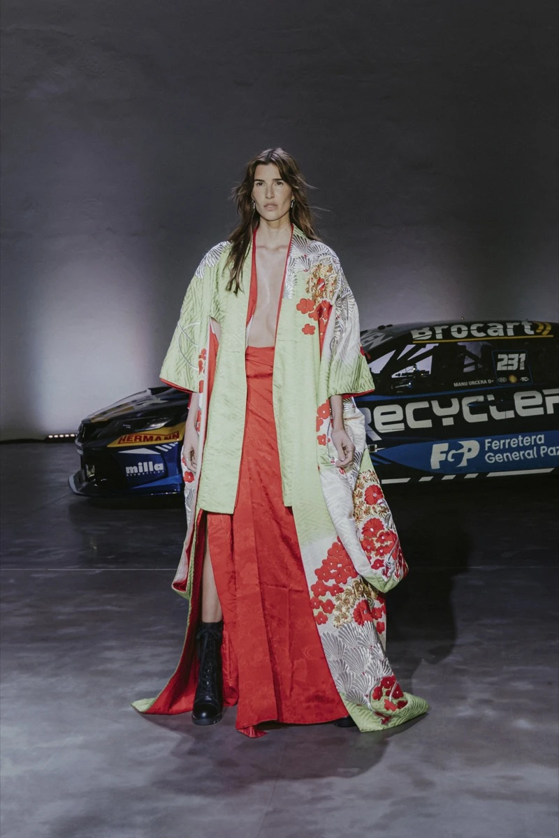 De Crisci sorprendió en la BAFWEEK 2026 con una colección inspirada en el automovilismo y el tuning