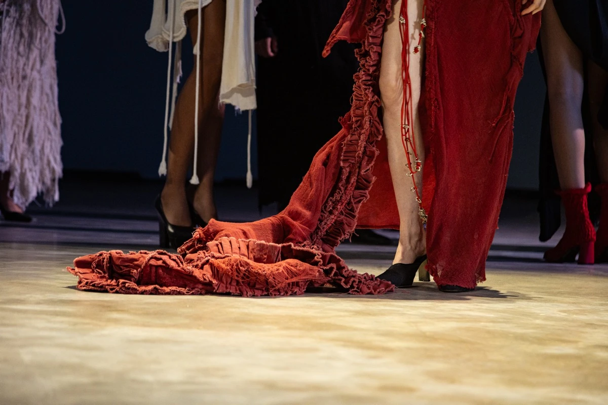 BAFWEEK otoño invierno 2026: Velasco celebró sus 15 años con una performance que rinde culto a la herencia guaraní