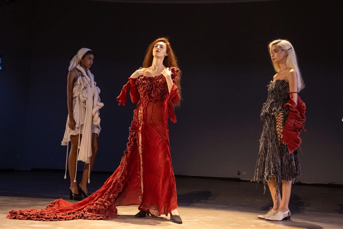 BAFWEEK otoño invierno 2026: Velasco celebró sus 15 años con una performance que rinde culto a la herencia guaraní