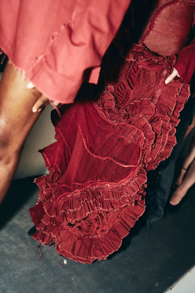 BAFWEEK otoño invierno 2026: Velasco celebró sus 15 años con una performance que rinde culto a la herencia guaraní