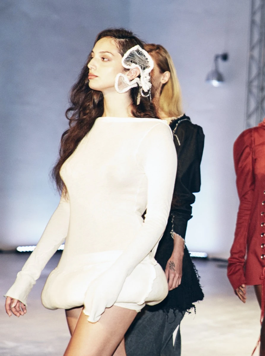 BAFWEEK otoño invierno 2026: Velasco celebró sus 15 años con una performance que rinde culto a la herencia guaraní